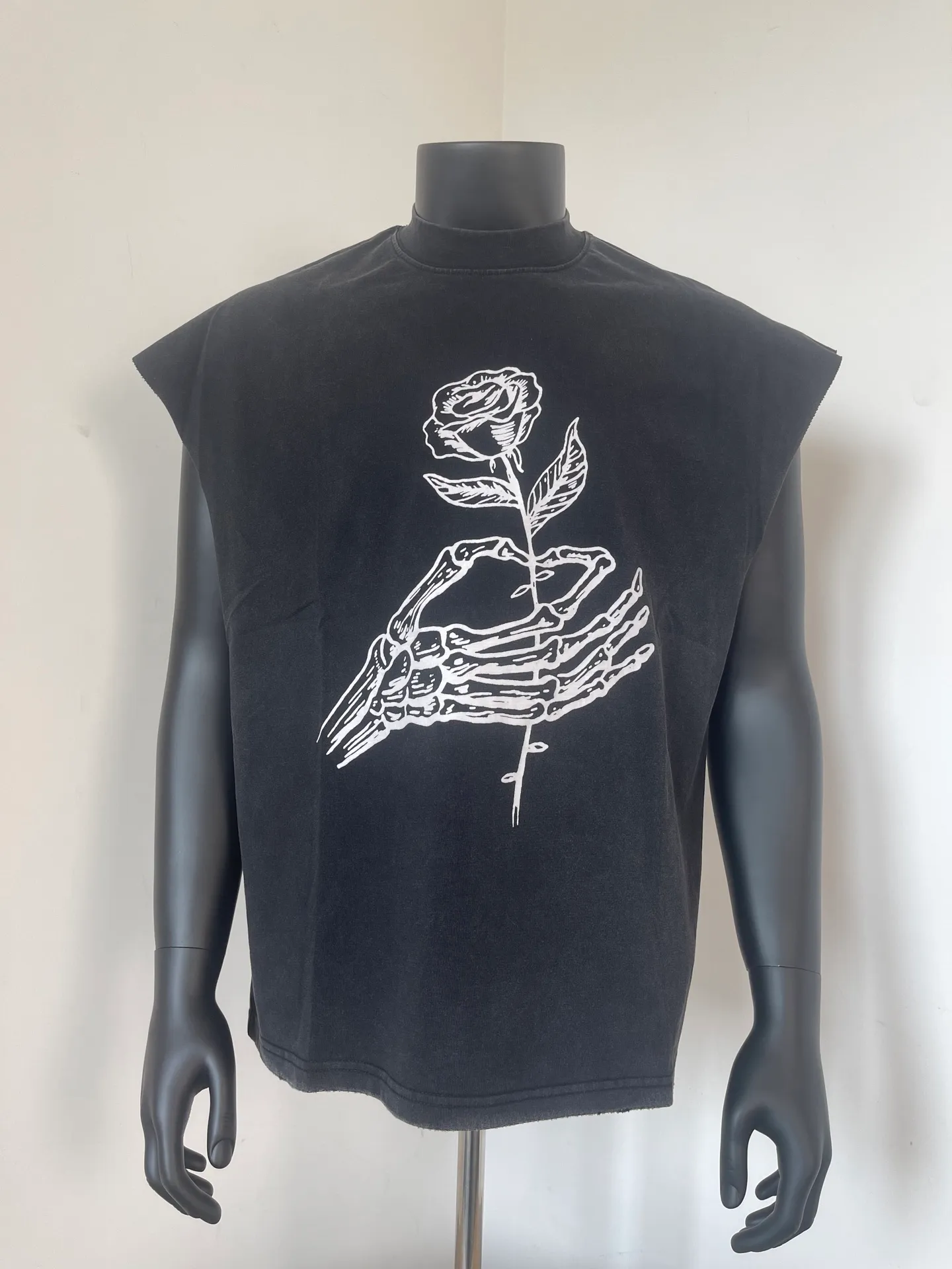pt model number #G1010 P116 GALLERY DEPT. Distressed and frayed sleeveless waistcoat short sleeves. Hand-held rose. Printed on the front and back. Made of 280G double yarn pure cotton. The fabric is comfortable and stylish. After washing and distressing, the upper body becomes more fashionable and cool. The collar and hem are frayed. The US version is too large. Color: washed black. Size S/M/L/XL